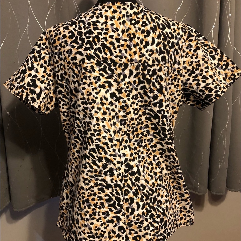 Scrub Star leopard top - Picture 3 of 7